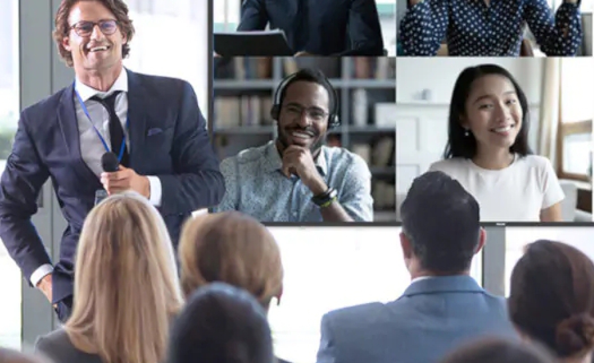 Männlicher Redner mit Mikrofon vor Publikum